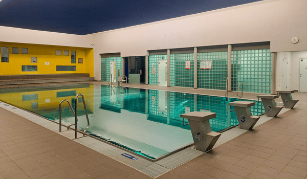 Modernes Indoor-Schwimmbad für Aqua-Fitness und Training.